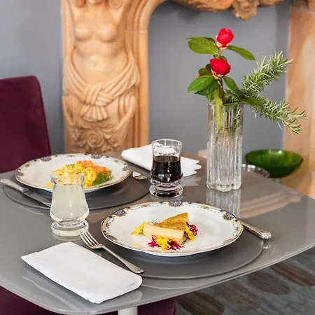 Nus Poerio Hotel 4*